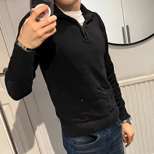 Stickad zip tröja - Säljer denna snygga halv zip tröjan som är stickad. Den är i bra skick och mycket snygg. Den är i storlek S och är från J.F.K. Kom gärna med prisförslag!!