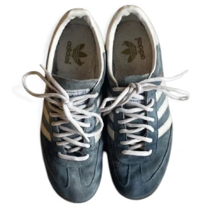 Adidas spezial 44 - Ett par snygga adidas spezial i storlek 44. Använda men fortfarande i ganska bra skick. Skriv i DM om intresserad eller har frågor. Kan även skicka fler bilder. Pris kan diskuteras