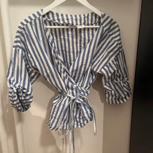 Randig Knytblus - Jättefin men kommer ej till användning! Skulle säga storlek s/liten M