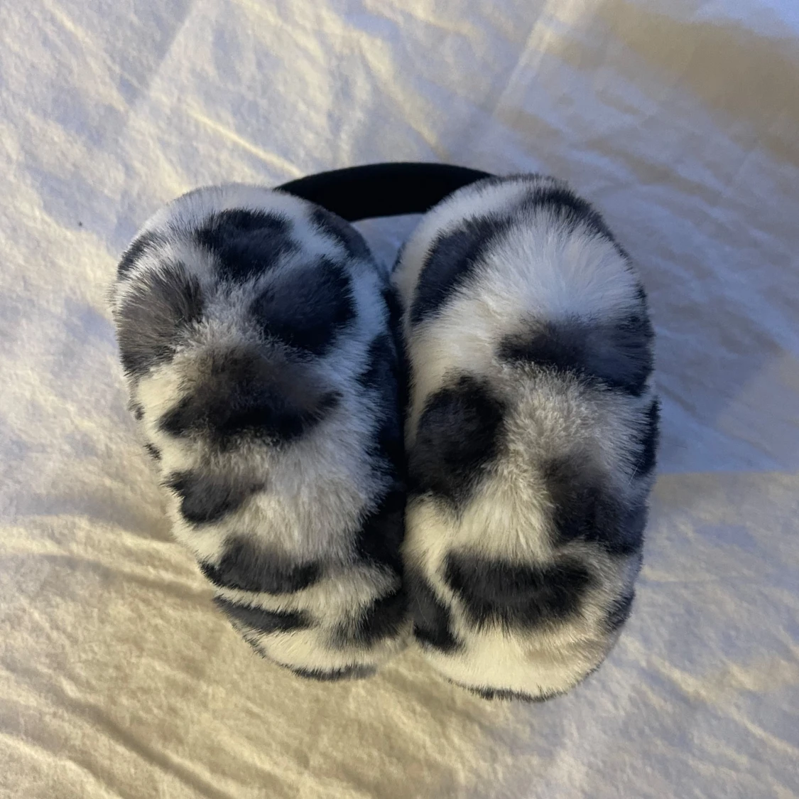 Svartvita pälsiga öronmuffar - 1