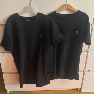 Svarta t-shirts från Ralph Lauren - Säljer två svarta t-shirts från Ralph lauren storlek xs sick 8/10 ny pris 2 för 1200 mitt pris 2 för 700