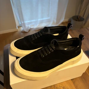 Svarta sneakers från Eytys - Snygga svarta sneakers från Eytys med en vit sula och klassisk snörning. Knappt använda i storlek 42⭐️