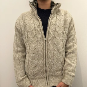 Stickad cardigan med päls - Riktigt snygg stickad cardigan med päls som är perfekt inför vintern, väldigt eftertraktad. Storlek M, För mer bilder eller frågor är det bara att höra av sig!