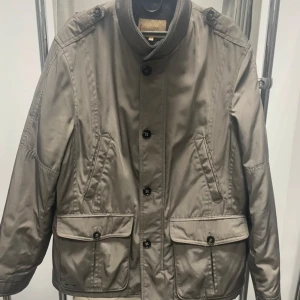 Italiensk jacka från collezione - Säljer en varm italiensk jacka från varumärket Collezione. Köpt i Milano 2023 och knappt men sparsamt använd under vinter och vår hemma i Sverige. Tveka inte att skriva vid frågor 