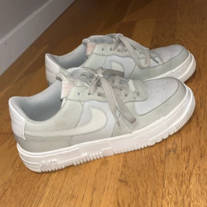 Nike Air Force - Nike Air Force stl 40.5🩷supersköna och sparsamt använda. Finns inte att köpa längre, grön/beiga. 1249kr nypris