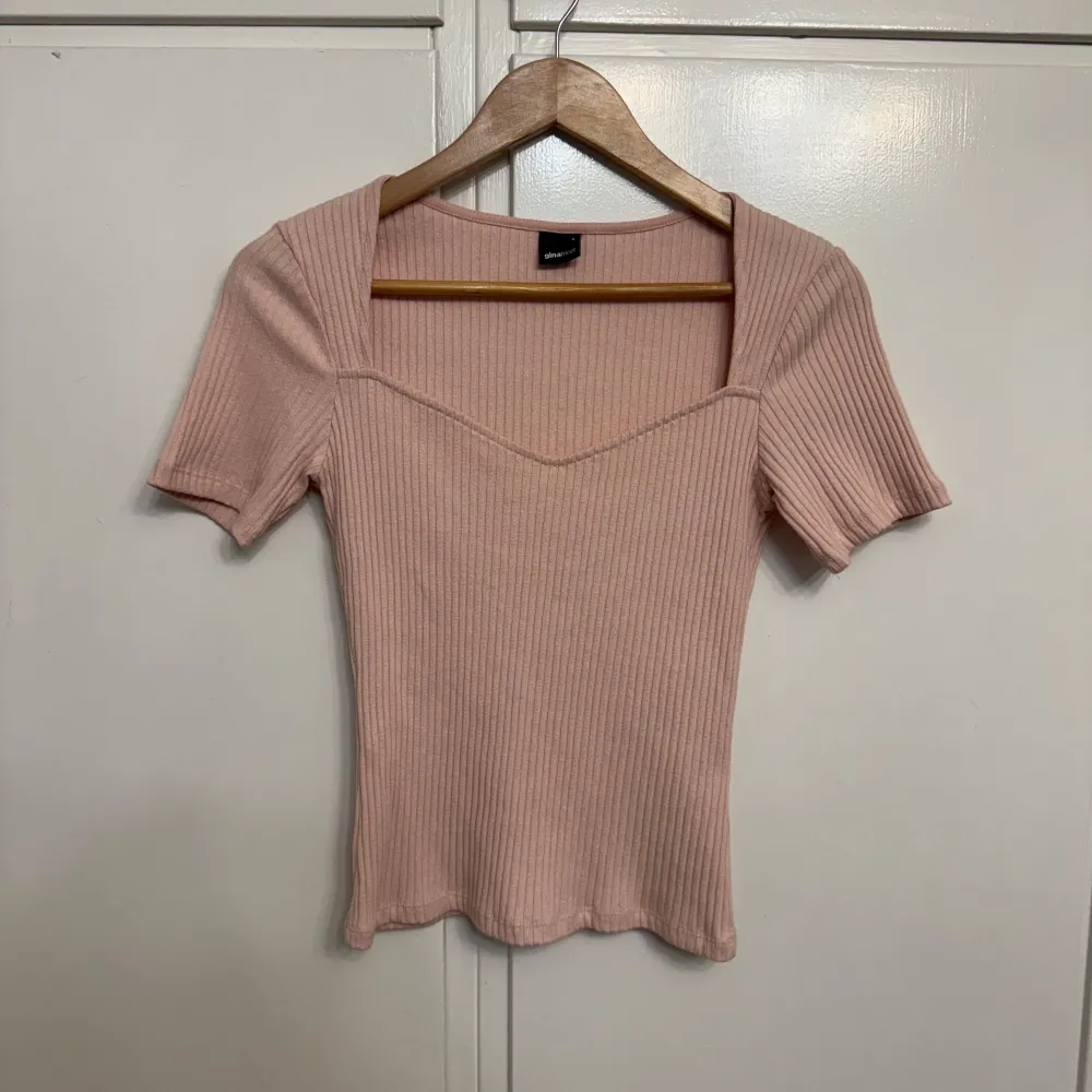 Säljer en söt rosa ribbad topp från Gina Tricot i storlek S. Toppen har en v-ringad design och korta ärmar, perfekt för vår och sommar. Den är i jätte bra skick och superbekväm att bära. Passar både till vardags och festliga tillfällen! Har använts 2 gånger. . Toppar.