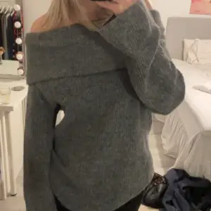 Grå stickad off shoulder tröja från H&M💛