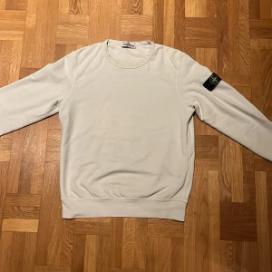 Stone Island tröja - Säljer än Stone Island tröja i fint skick men inga fläckar på. Junior size och köpt för cirka 1 år sedan. Såklart äkta