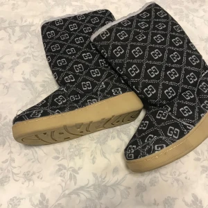 Varmfordrad Vinterstövlar  - Stlk kvar 38.40,41 och 42 Tjock fleece inuti, rekommenderar att välja 2 stlk större än som är vanligt i storlek  Till exempel stlk 41 passar som är stlk 39 i vanligt 