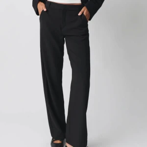 Svarta kostymbyxor från Gina Tricot - Svarta kostymbyxor från Gina endast använda ett tillfälle. Strl 36