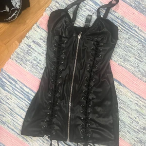 Ann Summers Klänning - En väldigt cool PU klänning från Ann Summers. Har ingen bild med den på då den är för kort för mig. Har knappt används då den ej passa mig
