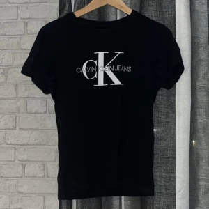 Calvin Klein t-shirt - Jätte bra skick inga skador ser ny ut. Köpt på Jhonells.