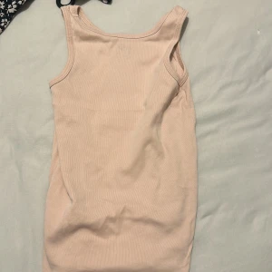 Linne Rosa färg❤️ - Min gamla linne tröj som är rosa färg i bilden ser den ut fult men jag lovar den är fint❤️