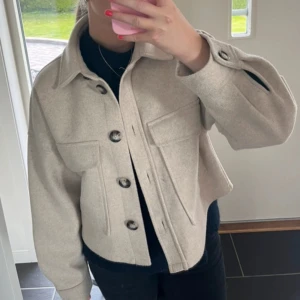 Kort beige kappa  - Kort beige kappa  Väldigt bra skick  Knappt använd 