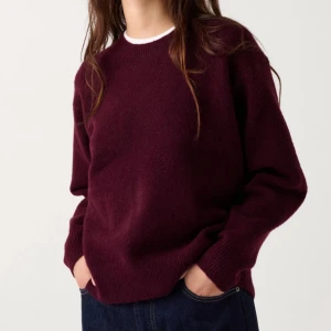 Stickad tröja - Jättesnygg vinröd stickad tröja. Storlek L då den är liten i storleken, men sitter som en S/M💕