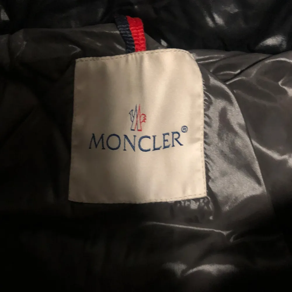 Moncler maya jacka i size 2 vilket motsvarar s/m. Fint skick utan defekter!   Billigare vid en snabbaffär! . Jackor.