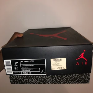 Jordan 3 - Jordan 3 black cement liten rip i heeltagen och gula sulor men annars bra skick kommer dubbelboxat