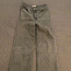 Mörk Gråa jeans  - Mörka gråa jenas hm 