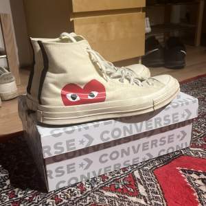 Säljer ett par vita Converse x Comme des Garçons Play sneakers i st 45! Dem är använda men en tvätt gör susen! Dem kommer i orginallådan och är köpta från Paul & Friends på NK i Stockholm. Nypris ca 1600kr