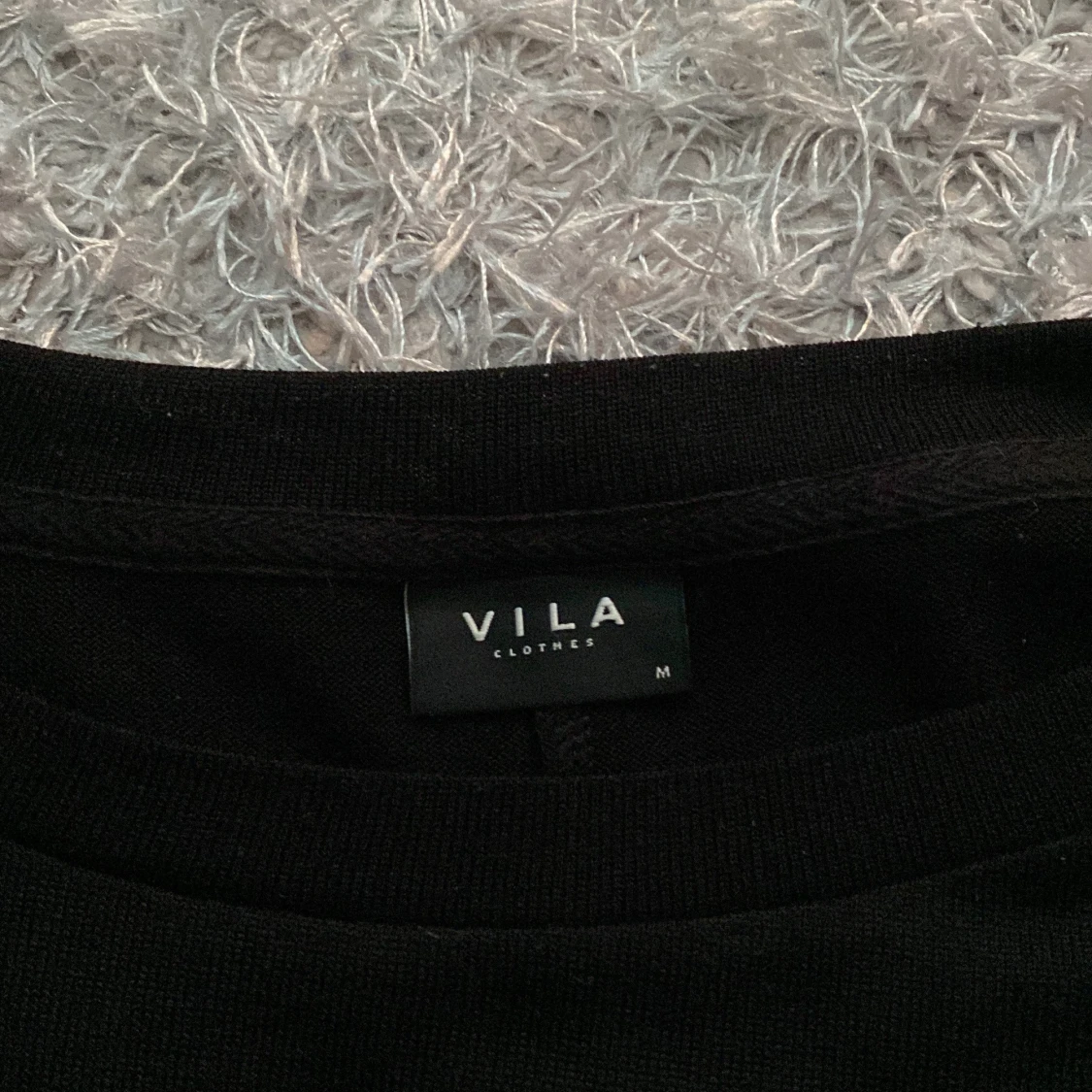 Tunn svart stickad tröja med öppen rygg - 92