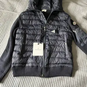 Säljer min helt nya moncler cardigan. 10/10 skick, QR och NFC funkar! Alla tags på och skickas i en moncler påse!