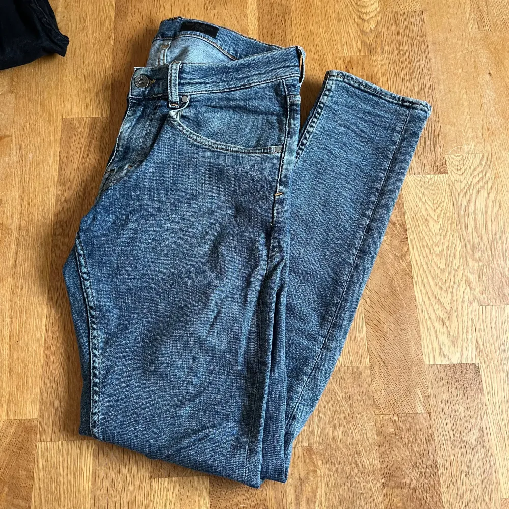 Tiger of sweden jeans| Skick 9/10👌| Style slim, Storlek 30/32 så rekommenderar runt 175, Modellen är 178 74 Kg. Kan gå ned vid pris vid snabb affär. . Jeans & Byxor.