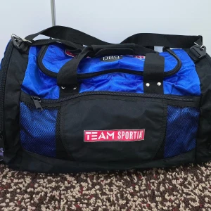 Sportväska - En stor sportväska, som har många fickor och rymmer många saker. Skick som since på bilderna.