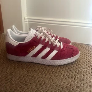 Adidas Gazelle - Jätte fina Adidas Gazelle i storlek 38! Jätte fin röd färg som verkligen gör en outfit💞💞