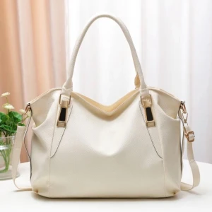 cremevit väska  - superfin cremevit väska köpt på shein för 200kr! aldrig använd då den ej var min stil riktigt:) kolla mått om ni är osäkra på vad som hade passat där i, använd gärna köp nu! 