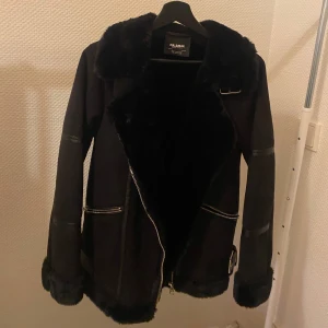 Jacka från pull&bear - Jättefin och mysig jacka från pull&bear. Köpte den i januari men har bara använt den 1 gång så den är så gott som ny ☺️
