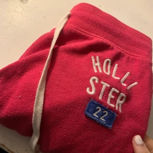 Hollister mjukis byxor  - Säljer dessa rosa mjukis byxor från Hollister 2000s då jag har för mycket kläder!💞 skriv vid frågor!💞