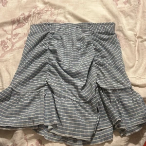 Kjol - Köptes från ginatricot och har använts några gånger men är för liten nu 