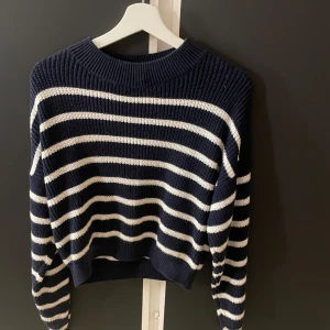 Randig stickad tröja - Använd fåtal gånger och är i fint skick. Den är i barnstorlek 158-164 men passar även som xs