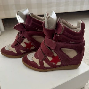 Isabel marant bekett röda 36 - Så snygga isabel markant bekett skor i storlek 36 (passar mig som brukar ha 37)😊 Vinröd färg i modellen med stjärna som inte säljs längre! Så snygga och perfekt tills i höst!🤗 Dustbags och orginalbox tillkommer💕