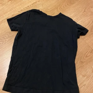 Svart t-shirt från Pilago - Säljer en enkel och svart t-shirt från Pilago i storlek S. Perfekt för vardagsbruk eller som basplagg i garderoben. T-shirten är kortärmad och gjord i ett mjukt material för extra komfort.