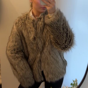 Jacka med fuskpäls   - Knappt anmäld, som ny i skicket.🩷 Skulle säga att den passar xs-s🌺 varm och skön! 