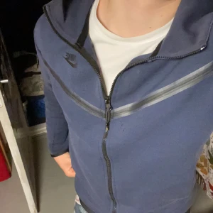 Nike tech fleece - Jag säljer en fin Nike tech fleece, några små fläckar som förhoppnigsvis försvinner efter en tvätt, inget som påverkar utseendet. Den är stor i passformen, storlek S men jag är 184 och brukar egentligen ha L och den passar hyfsat, passar 165-182