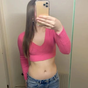 Rosa tröja - En jätte croppad tröja från h&m. Använd några gånger för ca 2 år sedan. Skriv för fler bilder💓