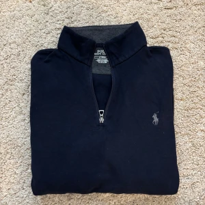 Ralph Lauren  halv zip  - Säljer denna feta halv zip från Ralph Lauren. Tröjan är i väldigt bra skick använd cirka tre gånger. Säljer den för att den är för liten. Nypris cirka 2300 kr.