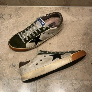 Golden Goose Skor  - Säljer dessa snygga Golden Goose skor. De är i storlek 42 men passar storlek 43. De är använda och har defekter men skorna har mycket kvar att ge. Priset är ej huggit i sten. Skriv privat om du vill se fler bilder eller har några funderingar.