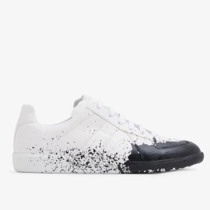 Maison Margiela  - Säljer dessa sprillans nya Maison Margiela skor. Nypris ligger på ca 6 tusen. Vårt pris 3900 kr. Priset kan dock diskuteras vid snabb affär!👟