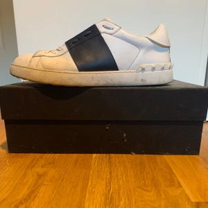 Valentino Open Navy  - Valentino Open Navy i storlek 43. Tveka inte på att skriva om ni har några frågor! (Replacement box)