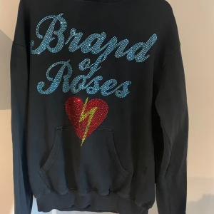 Brand of Roses Rhinestone Hoodie  - Brandofroses rhinestone Hoodie i storlek S, men passar även M och L. Tveka inte på att skriva om ni har några frågor!