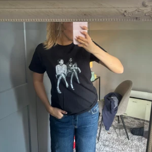 T-shirt med tryck  - Svart tröja med tryck, köp på hemsidan från Dinvintageshop, det är onesieze , jag bär ofta S/M i tröjor  