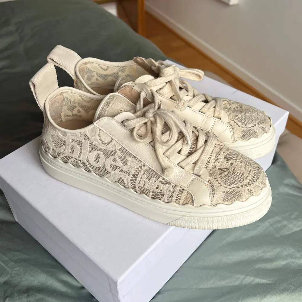 Jättefina chloé sneakers i storlek 40, så cool modell och i fint skick! Köpta för 5500 kr och endast använda fåtal gånger. Kommer med box och dustbags💕💕💕. Skor.