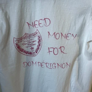 ”Need money for dom perignon” tshirt - Tja säljer nu denna sköna ”Need money for dom perignon” tshirt. Använd 1 gång! Allmänt skön tischa med skönt tryck! Bara att fråga vid eventuella funderingar mvh 