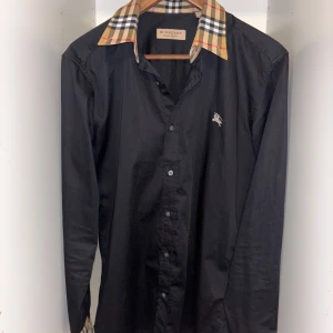 Burberry skjorta. - Allt är perfekt med den. Passar både M och S