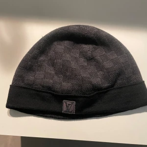 Lv mössa äkta - Louis vitton mössa köpt i butik 2020 med kvitto. Bra skick 