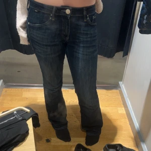 Mörkblå jeans - Säljer ett par mörkblå jeans från Mavi. Storlek 26/30 och sitter bra på mig som vanligtvis har strl xs/s  och är 157 lång. Tyvärr har det defekter därav priset. Har slitningar mellan benen och lite trampade på vid fötterna men enkelt att fixa om man vet hur. Vilket jag tyvärr inte vet så får jag köpa nya🩷 