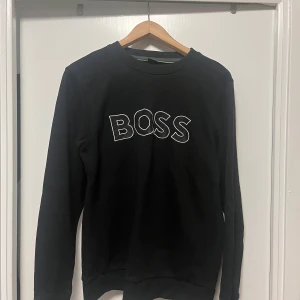 Hugo boss creewneck - Säljer min Hugo boss creewneck då den ej används! Storlek M